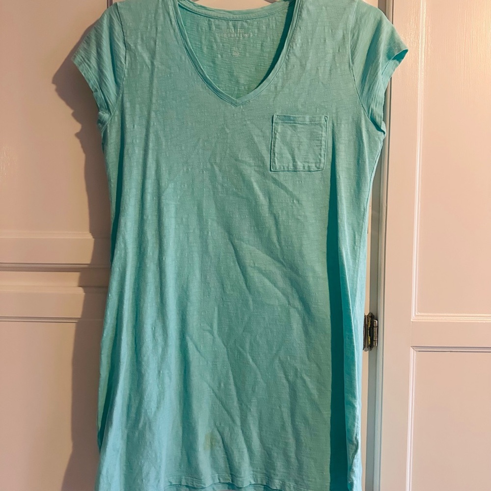 GAP Easy Tee in Soft Blue
Has a quarter size stain as shown in pictures